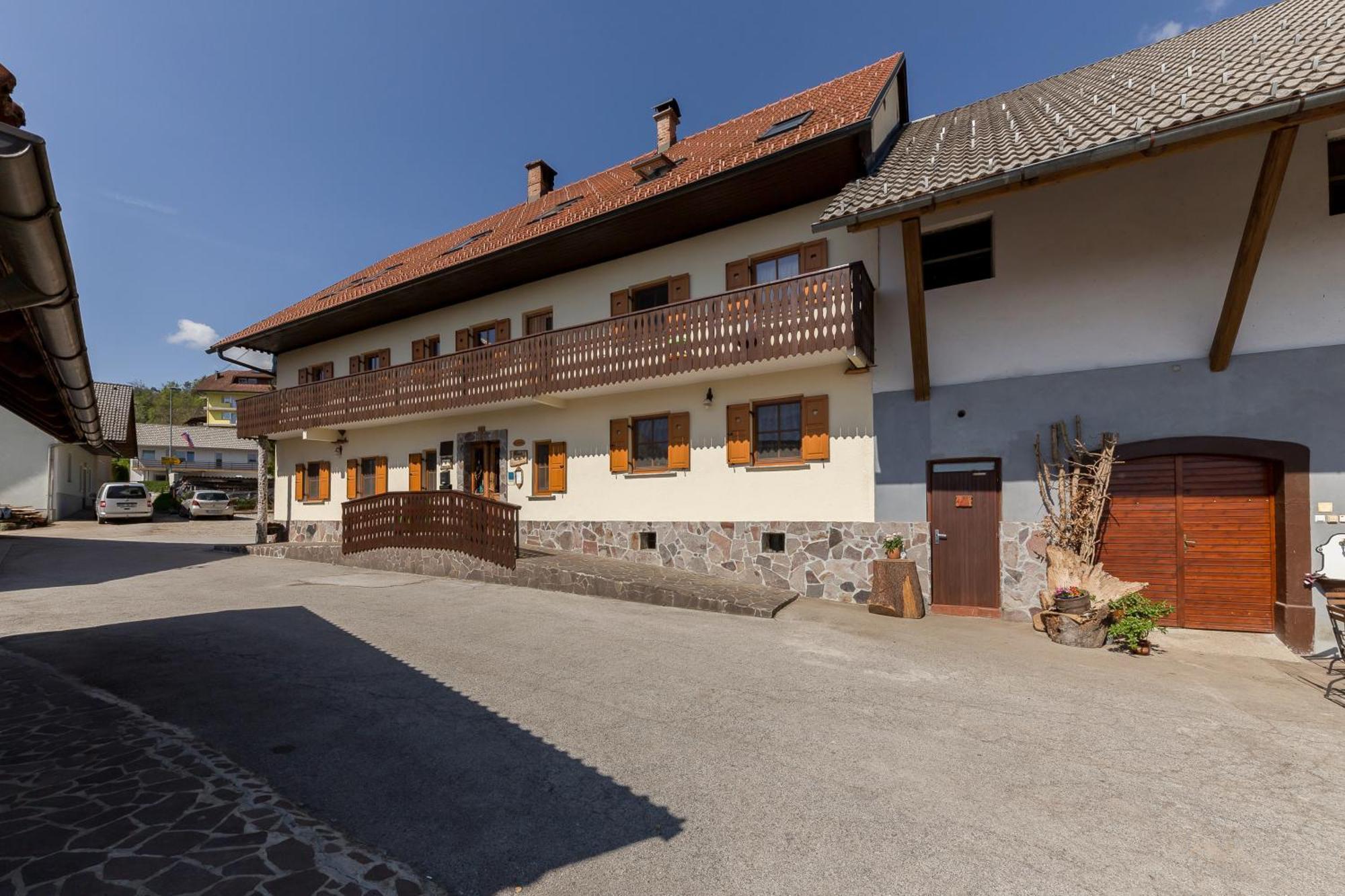 Pr' Koncovc Apartment Kranj Bagian luar foto